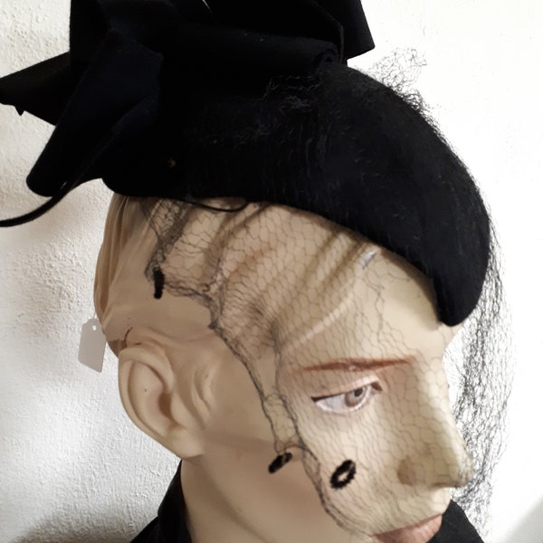 Vintage couture hat, forties, wool felt, veiling, black, unusual