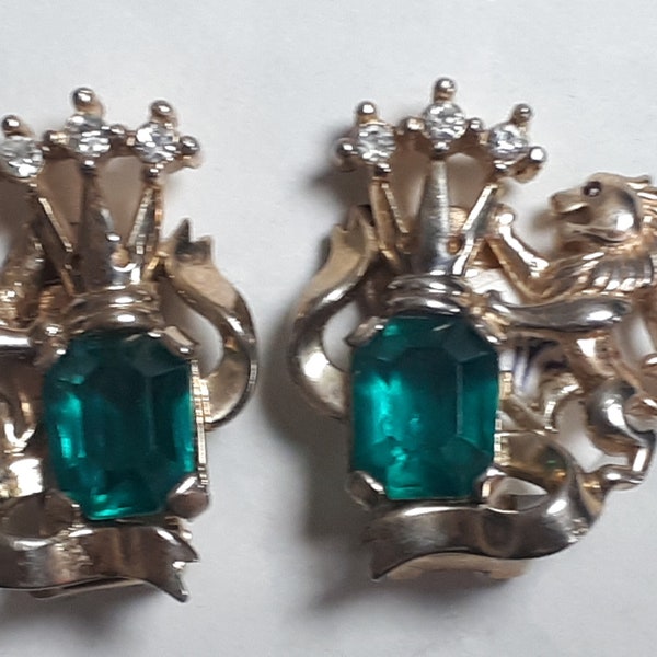 Pendientes TRIFARI, corona, heráldica, leones, ENORMES piedras baguette verde esmeralda, Trifanium