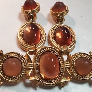 KARL LAGERFELD Barock Brosche und Ohrringe, topaz Lucite und goldfarbenes Metall, signiert, auf Originalkarte