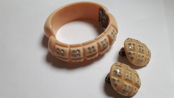BAKELITE forties peachy pink clamper with matchin… - image 9