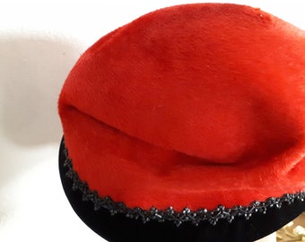 ELSA SCHIAPARELLI hat vintage, fifties, authentic haute couture, Paris, red silk & wool velour, bejewelled