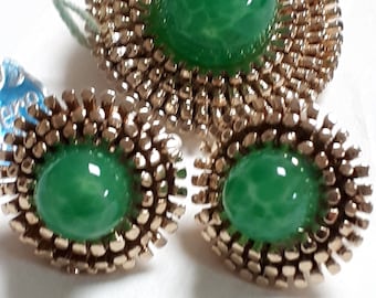 Broche e prendedores BERGERE, cabochões de vidro VERDE, etiqueta original, brincos assinados.