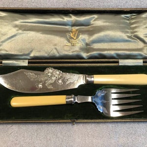 ANTIQUE fish servers in box, Sheffield EPNS with Sterling cuff & casein handles