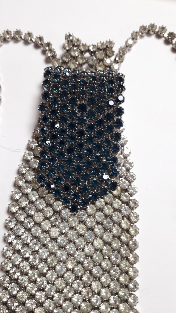 Collier cravate strass KRAMER, clair et bleu, vintage, non porté