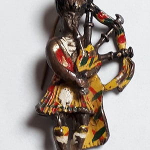 BAGPIPES Scottish piper, vintage brooch enamelled pot metal, forties marked ENGLAND
