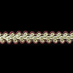 Puede incluir: Ribete decorativo dorado y burdeos con un diseño de bucles repetidos. El ribete presenta un patrón tejido dorado con acentos burdeos, adecuado para embellecer prendas o manualidades. El ribete está sobre un fondo negro.