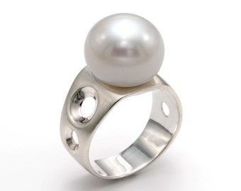 BUBBLES Pearl Ring, Silver Circles Ring Band, White Pearl Ring, Statement Ring, Large Pearl Ring, Huge Pearl, Cocktail Ring Pearl