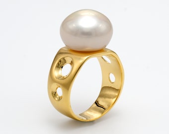 BUBBLES Pearl Ring, Gold Circles Ring Band, White Pearl Ring Gold, Statement Ring, Large Pearl Ring, Huge Pearl, Cocktail Ring Pearl