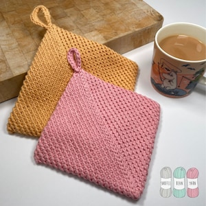 Puede incluir: Dos agarraderas de olla de ganchillo, una de color naranja claro y otra de color rosa. Las agarraderas están hechas con un patrón de punto simple y tienen un lazo para colgar.