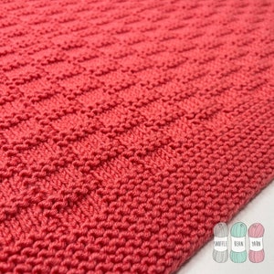 Könnte beinhalten: Nahaufnahme eines roten gestrickten Stoffes mit einem strukturierten Muster. Der Stoff ist weich und hat einen dezenten Glanz.