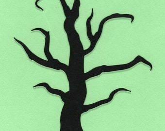 Pode incluir: Silhueta preta de uma árvore nua com galhos retorcidos sobre um fundo verde claro.