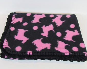 Rosa Scotties fleece-pläd i svart