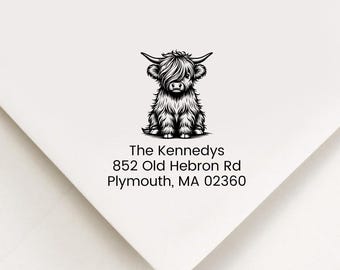 Puede incluir: Una esquina de sobre blanca con una ilustración en blanco y negro de una vaca de las Tierras Altas. El texto "The Kennedys" y los datos de la dirección están impresos debajo.