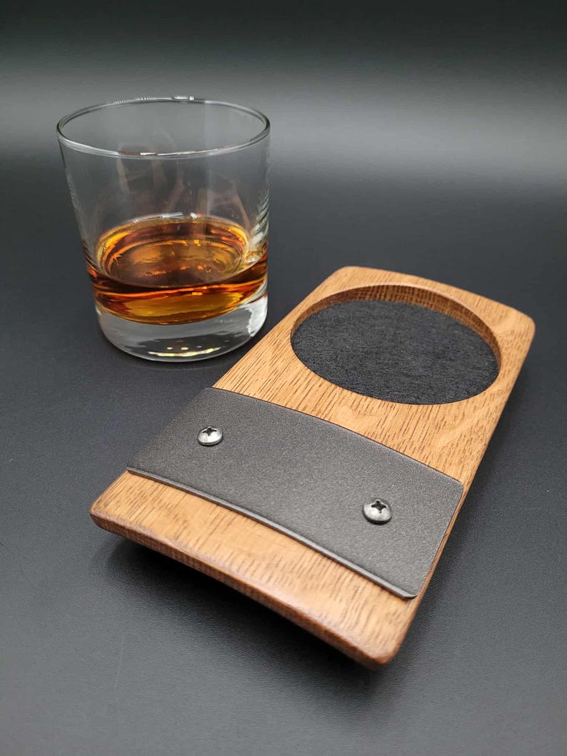 Handcrafted Bourbon Barrel Coaster with Reclaimed Metal Accent Bild 8