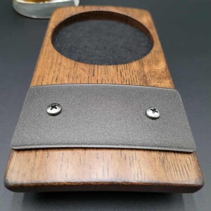 Handcrafted Bourbon Barrel Coaster with Reclaimed Metal Accent Bild 3