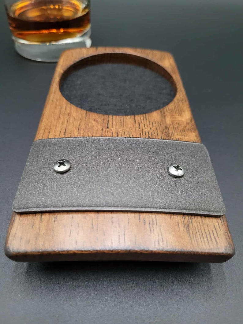 Handcrafted Bourbon Barrel Coaster with Reclaimed Metal Accent Bild 3