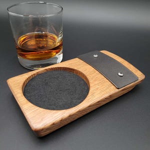 Handcrafted Bourbon Barrel Coaster with Reclaimed Metal Accent Bild 9