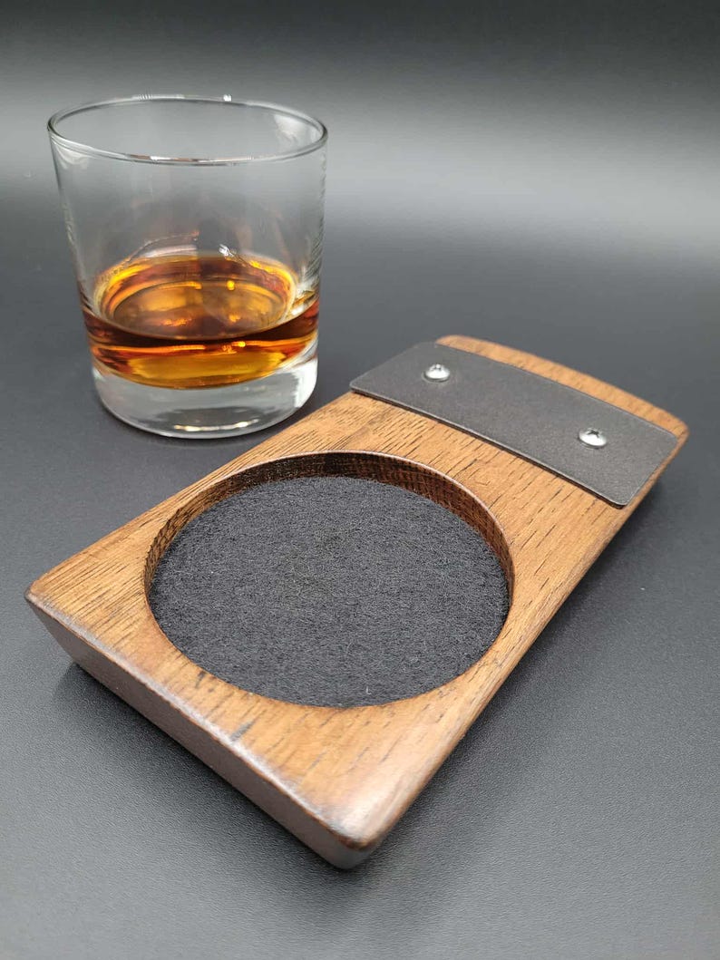 Handcrafted Bourbon Barrel Coaster with Reclaimed Metal Accent Bild 1
