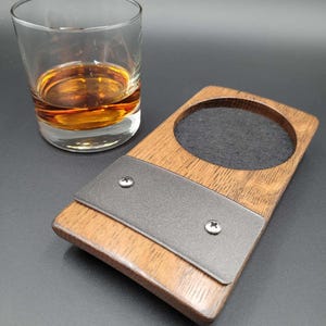 Handcrafted Bourbon Barrel Coaster with Reclaimed Metal Accent Bild 2