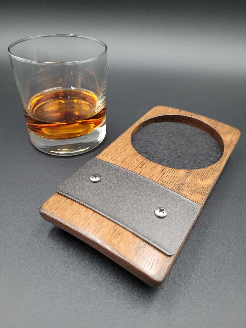Handcrafted Bourbon Barrel Coaster with Reclaimed Metal Accent Bild 2