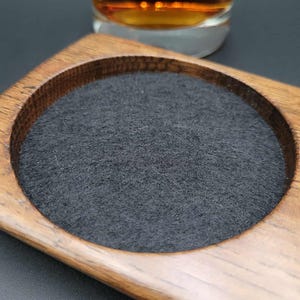 Handcrafted Bourbon Barrel Coaster with Reclaimed Metal Accent Bild 5
