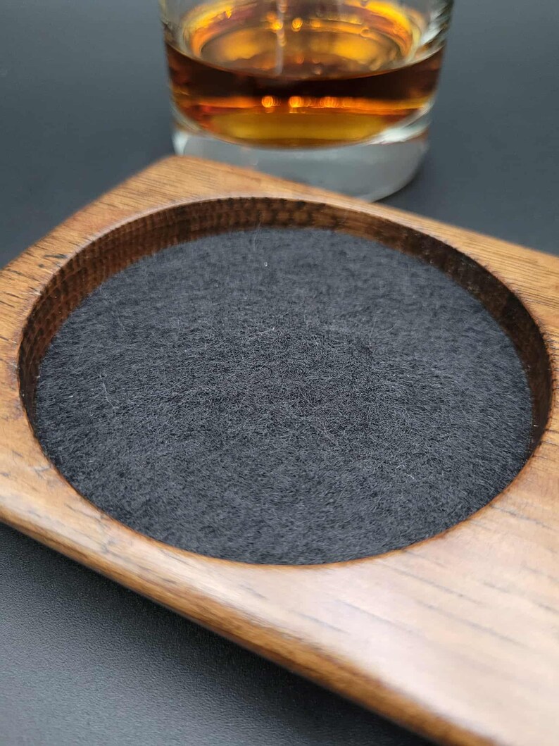 Handcrafted Bourbon Barrel Coaster with Reclaimed Metal Accent Bild 5