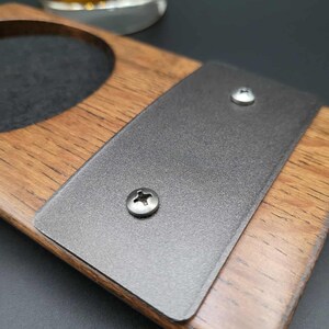 Handcrafted Bourbon Barrel Coaster with Reclaimed Metal Accent Bild 4