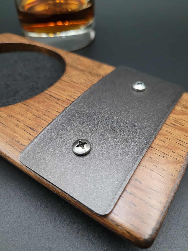 Handcrafted Bourbon Barrel Coaster with Reclaimed Metal Accent Bild 4