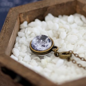 Collana lunare a due lati, collana lunare, collana luna piena, ciondolo lunare, gioielli lunari, collana del sistema solare, fase lunare, lato oscuro della luna
