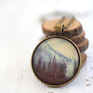 Introvertierte, introvertierte Halskette, Introvertierter Schmuck, nostalgischer Schmuck, Persönlichkeitskette, Charakterschmuck, schüchterne Persönlichkeit, Wandern