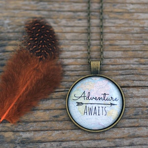Aventura espera collar, collar de aventura, collar de mapa, collar Wanderlust, collar de mapa del mundo, vagabundo, no todos los que vagan se pierden