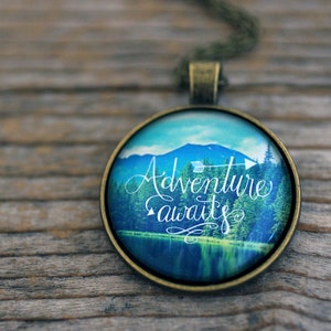 Abenteuer-Halskette, Abenteuer erwartet, Waldsee, Berg-Kette, inspirierend Schmuck, Reisen, Wandern, Fernweh