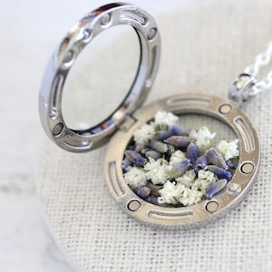 Collar de Gypsophila, collar de lavanda, lavanda real, aliento de bebé real, medallón de flores secas reales, flores secas, medallón de flores secas