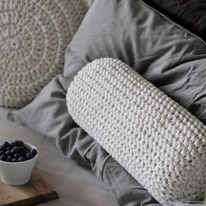 Cojín de punto grueso: decoración acogedora y neutra para el hogar