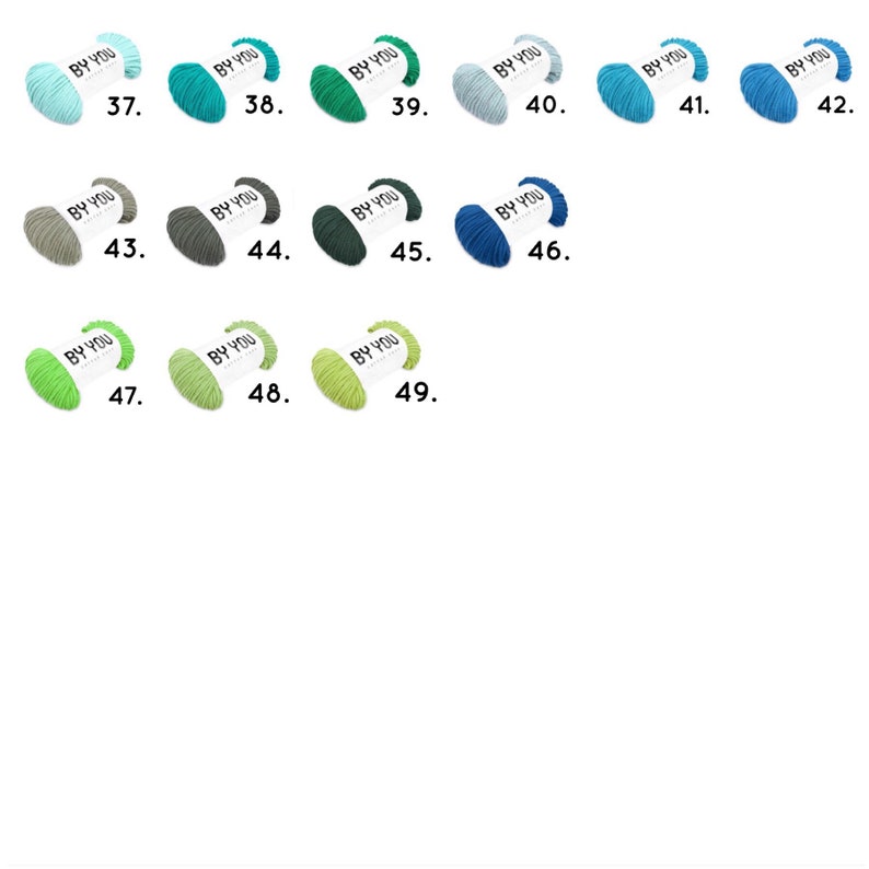 Puede incluir: Una colecci&oacute;n de 49 ovillos de lana en varios tonos de verde, azul y gris. Cada ovillo est&aacute; etiquetado con "BY YOU".
