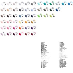Puede incluir: Una carta de colores con 49 muestras de hilo, numeradas del 1 al 49. Cada muestra de hilo es de un color diferente, incluyendo blanco, negro, rojo, azul, verde, amarillo, naranja, rosa, morado y marr&oacute;n. Las muestras de hilo est&aacute;n dispuestas en filas y columnas.