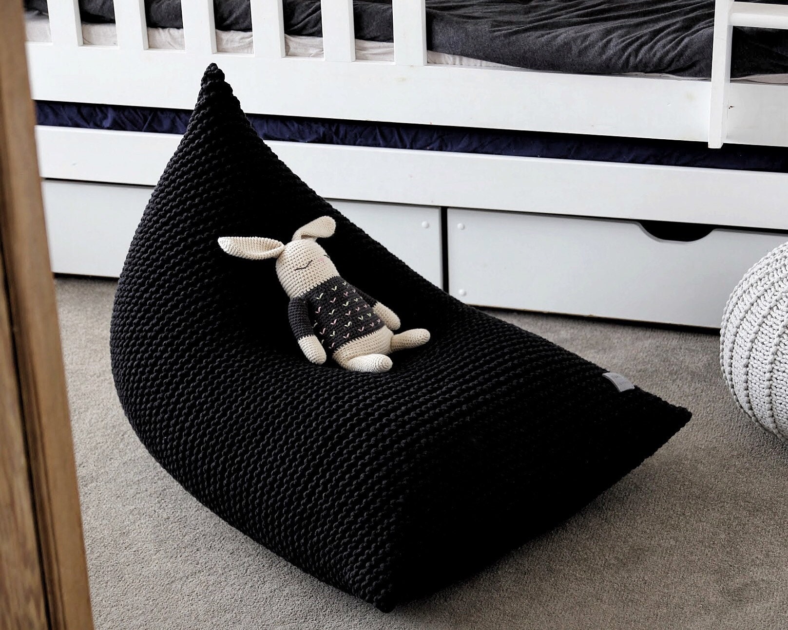 pouf poire pour enfant noir, pouf enfant, chaise en tricot enfants, meubles scandinaves chambre d'enfants