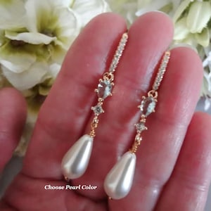 Pendientes de novia con perla en forma de lágrima y circonita cúbica azul claro. Joyas para bodas.