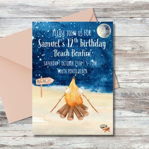 Könnte beinhalten: Aquarell-Einladung für Samuels 12. Geburtstag am Lagerfeuer am Strand. Die Einladung zeigt ein Lagerfeuer an einem Sandstrand unter einem Sternenhimmel mit Vollmond. Der Text lautet: "Bitte feiern Sie mit uns Samuels 12. Geburtstag".