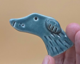 Spilla in ceramica fatta a mano a forma di cane: arte indossabile