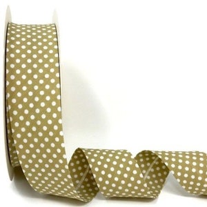 Op de afbeelding: Een rol olijfgroen lint met witte stippen. Het lint is afgerold en toont het patroon en de textuur. Het lint zit op een witte spoel.