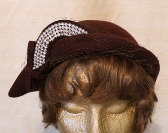 DAPPER 1940s\' BROWN FELT HAT WITH PEAR & RUST COLORED FEATHER TRIM + VEIL 1940s Brown Hat With Feathers and Veil - Etsy main image 3