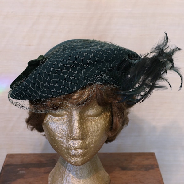 1940s Vintage Blue-Green Wool Felt Flat Cap Hat with Velvet Ribbon, Feather, and Veil Details