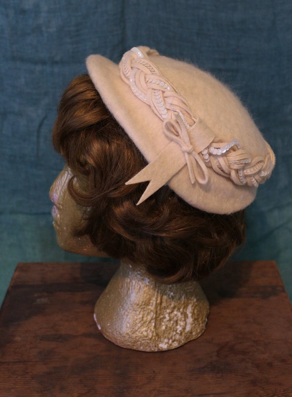 1950s Vintage Cream Mohair Fur Felt Hat with Brai… - image 1