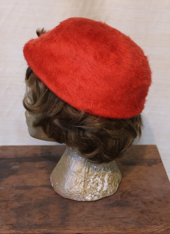 1940s Vintage Tomato Red Mohair Felt Hat with Fea… - image 3