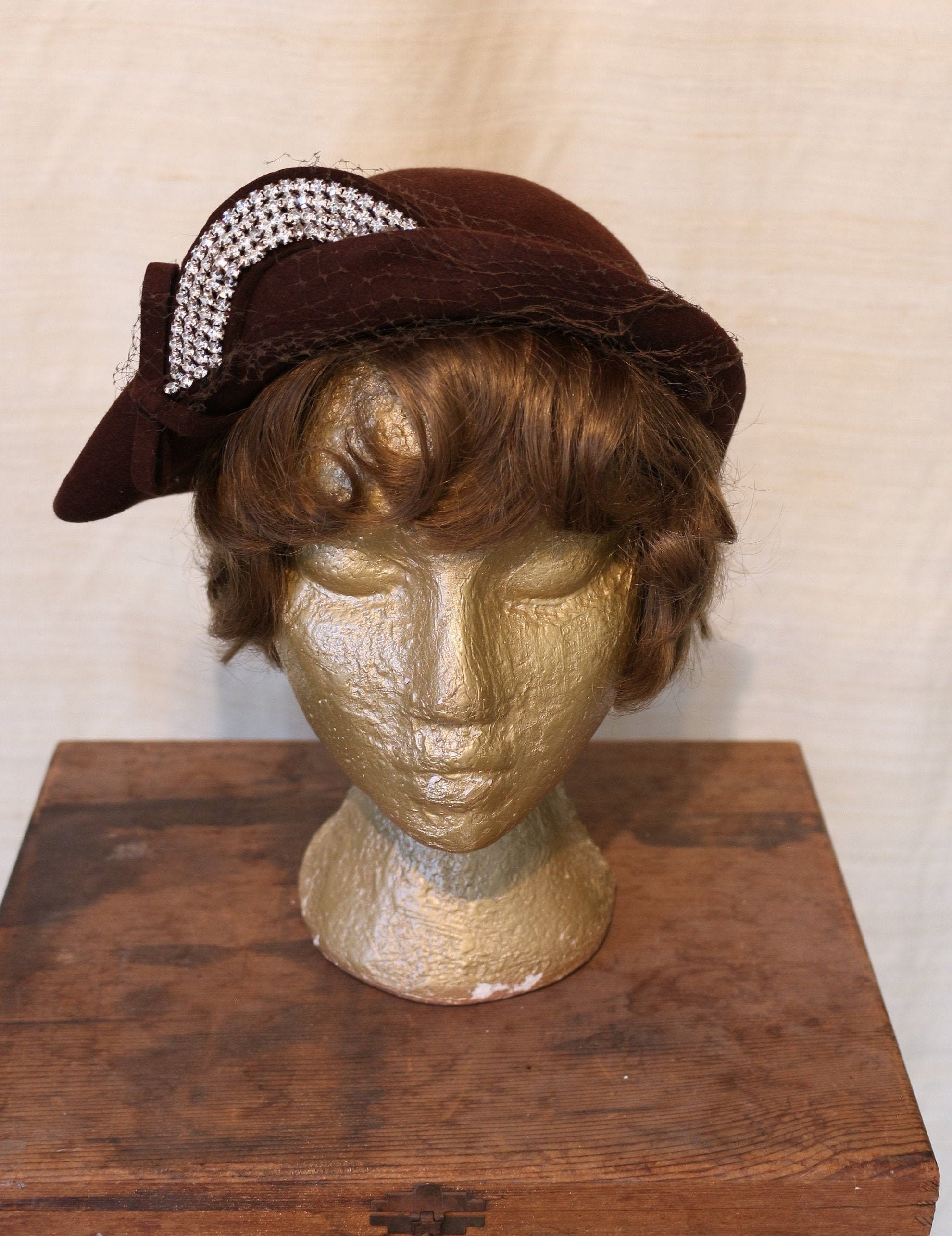 1940s Vintage Chocolate Brown Fur Felt With Architectural  display picture 1