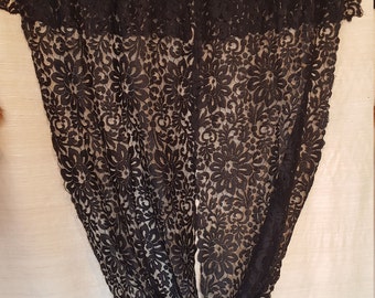 1890s Antique Edwardian Black Floral Lace Shawl