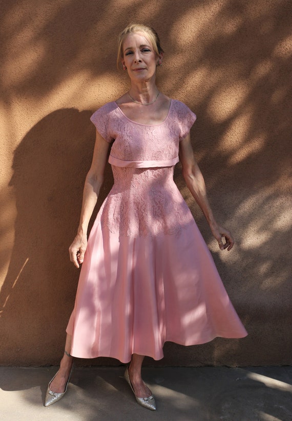 1950s Vintage Mauve Taffeta Cocktail Dress with Lace Bodice 1950s Vintage Mauve Taffeta Cocktail Dress with Lace Bodice