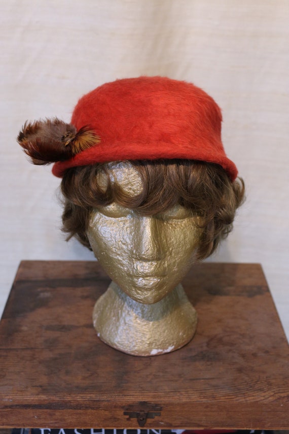 1940s Vintage Tomato Red Mohair Felt Hat with Fea… - image 2