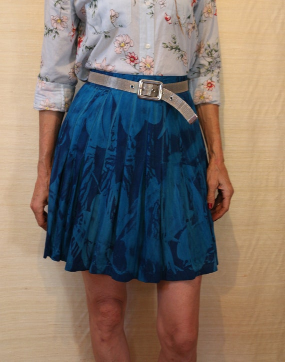 1990s Vintage Blue Pleated Mini Skirt with Abstrac